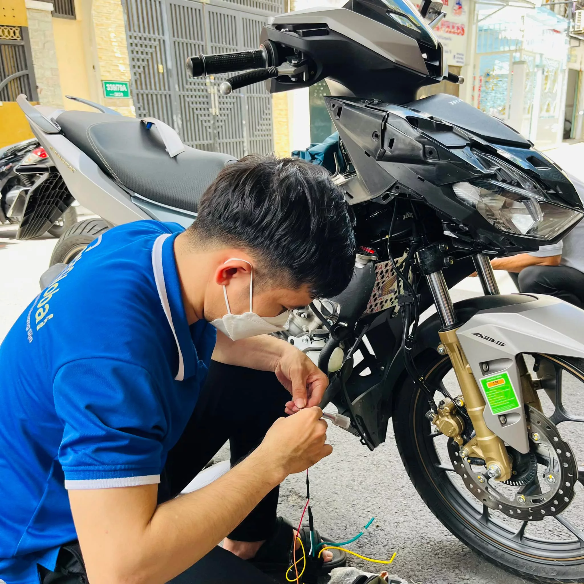 Cài Đặt & Gắn Thiết Bị Định Vị Xe Máy Ở Đâu Tốt Nhất? Hướng Dẫn & Lưu Ý Quan Trọng