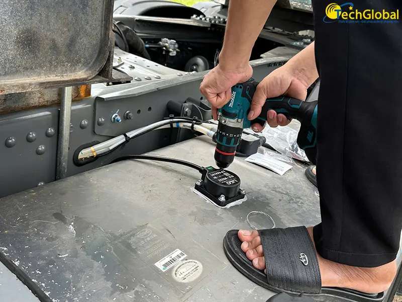 Quy trình lắp cảm biến dầu diesel cho xe tải