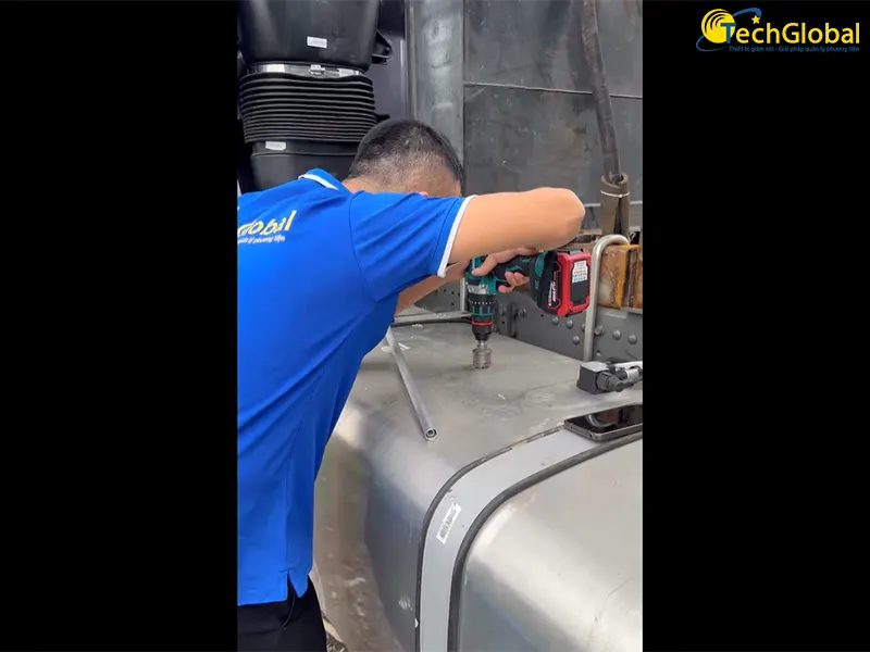 Khoan lỗ trên bình dầu khi lắp đặt