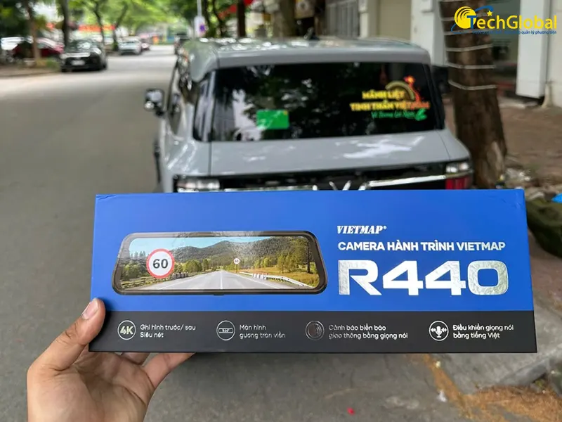 Camera hành trình trên xe ô tô tích hợp gương