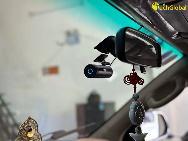 Camera hành trình 2 mắt ghi hình trước trong