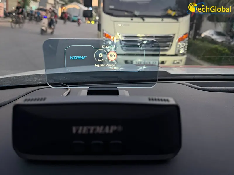 HUD H50 hiển thị tốc độ lái xe